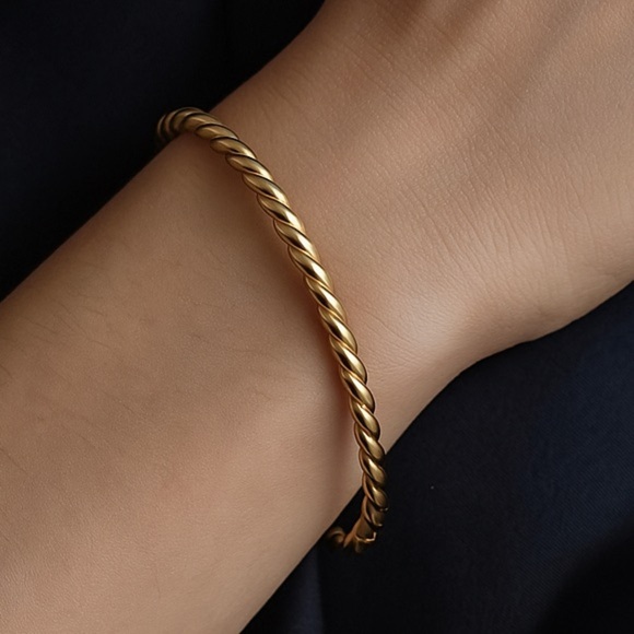 Women’s Gold Plated Bangle adjustable bracelet - Cuff Bracelet - Picture 1 of 5